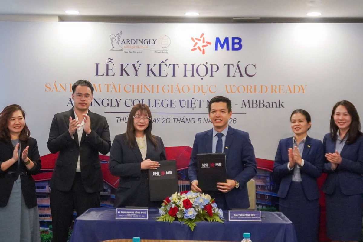  Bà Trịnh Quang Đồng Thảo- Tổng Giám Đốc Công ty Ardingly College  Vietnam ký kết hợp đồng hợp tác với ông Trần Công Sơn- Giám đốc Chi nhánh Nam Sài Gòn Ngân hàng MB Bank