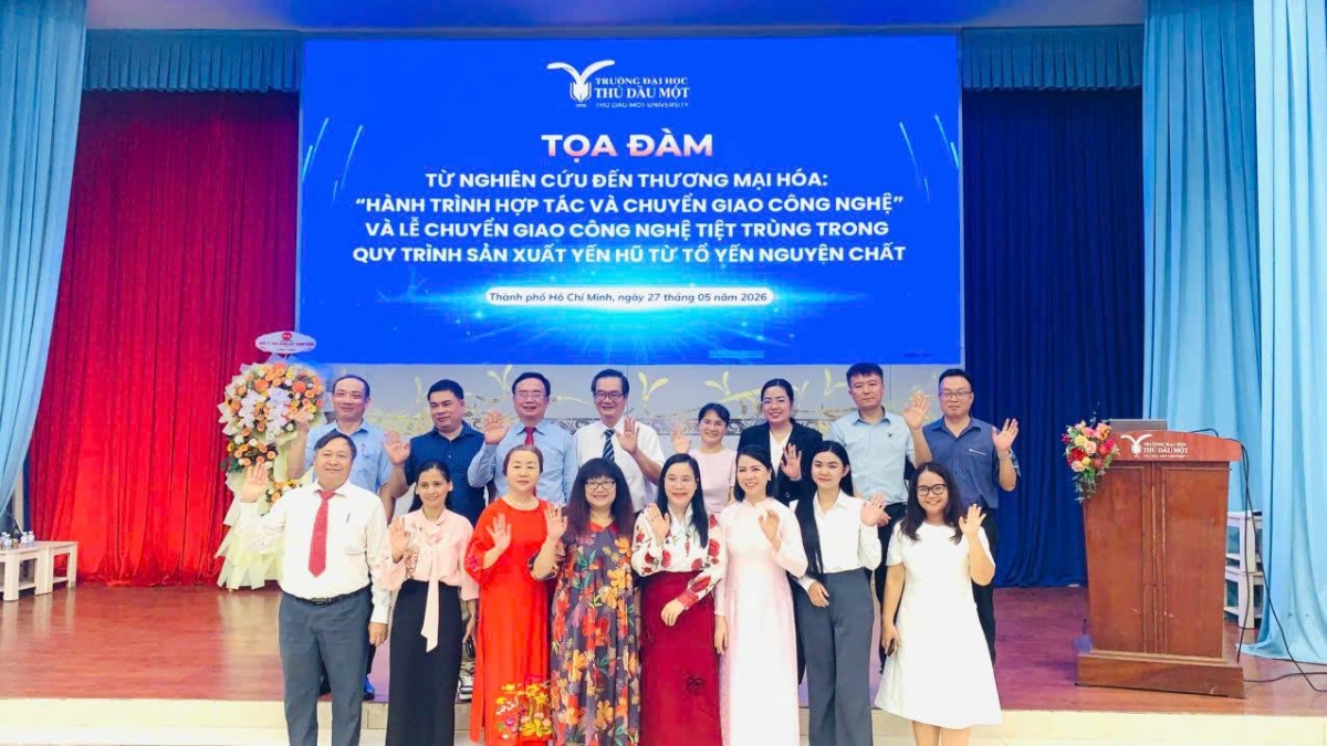 Lãnh đạo nhà trường, các viện nghiên cứu, doanh nghiệp và đại diện nhiều tổ chức nghề nghiệp chụp ảnh tại tọa đàm