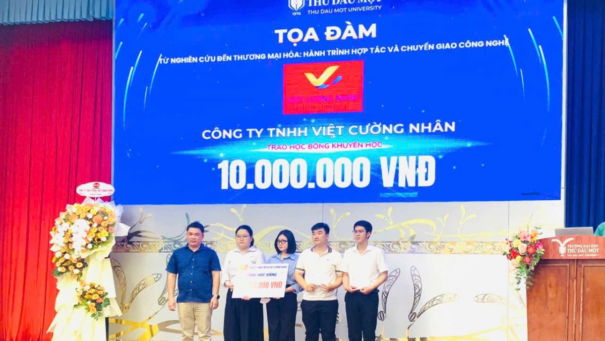 Ông Phạm Quốc Việt – Giám đốc Công ty TNHH Thương mại và Dịch vụ Việt Cường Nhân trao học bổng cho sinh viên 