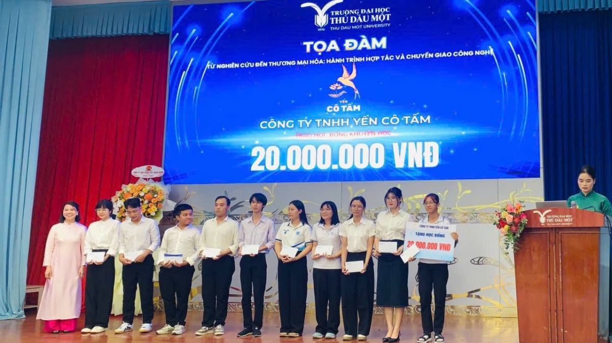 Bà Ngô Thị Dinh – Giám đốc Công ty TNHH Yến Cô Tấm trao học bổng cho sinh viên 
