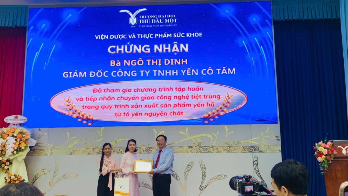 Đại diện Trường ĐH Thủ Dầu Một trao chứng nhận tiếp nhận chuyển giao công nghệ tiệt trùng Retort cho Công ty TNHH Yến Cô Tấm