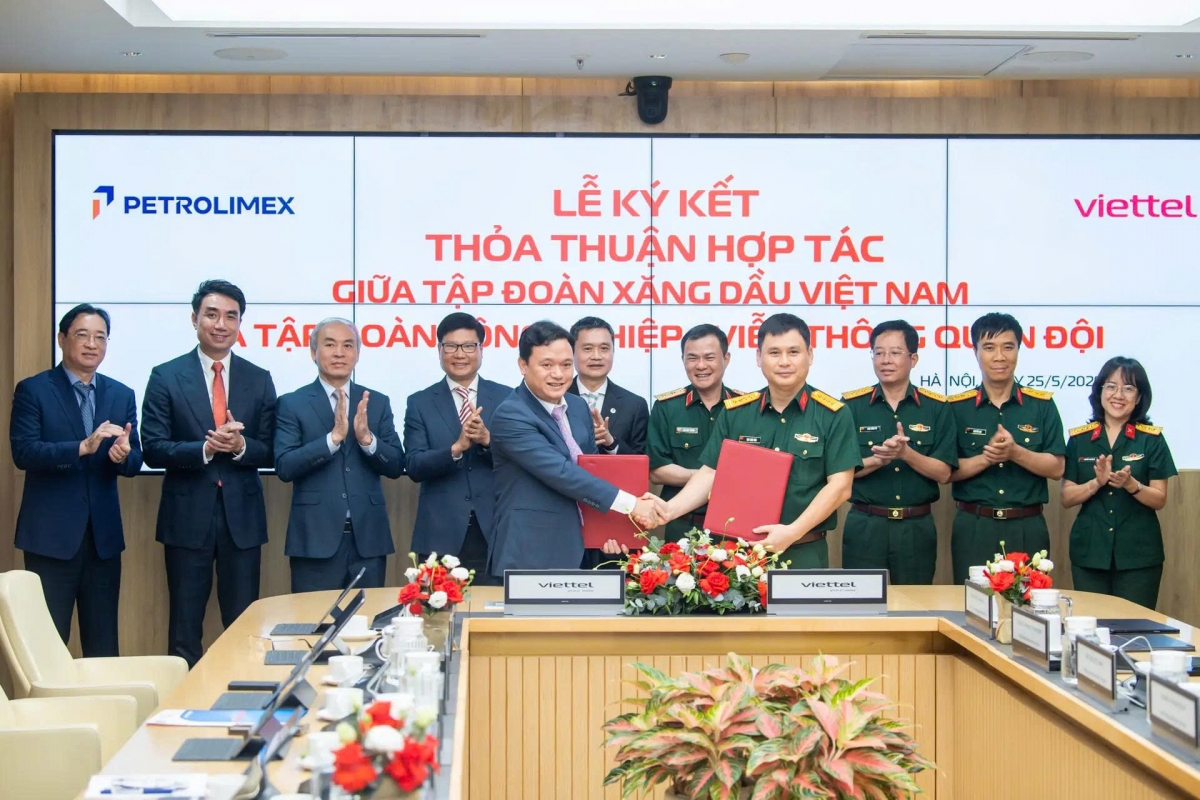 Phó Tổng giám đốc Viettel Cao Anh Sơn và Phó Tổng giám đốc Petrolimex Nguyễn Ngọc Tú ký thoả thuận hợp tác với sự chứng kiến của lãnh đạo hai Tập đoàn