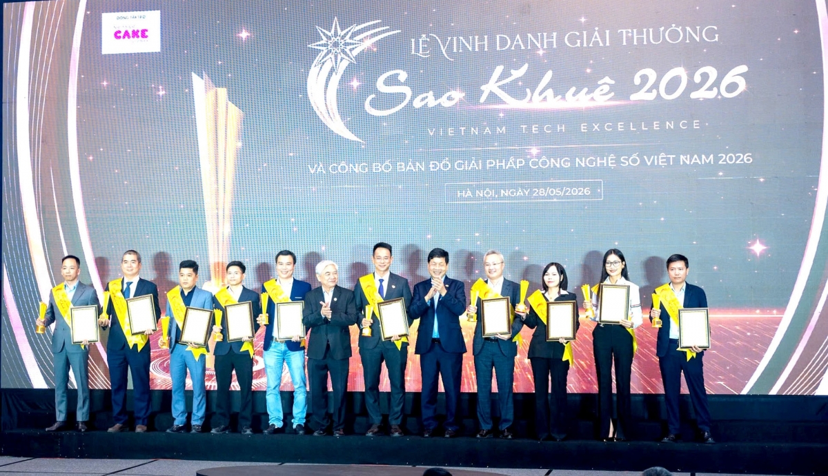 Nguyễn Quân, nguyên Bộ trưởng Bộ KH&CN và ông Trương Gia Bình, Chủ tịch Hội đồng Sáng lập VINASA trao Top 10 Sao Khuê 2026.