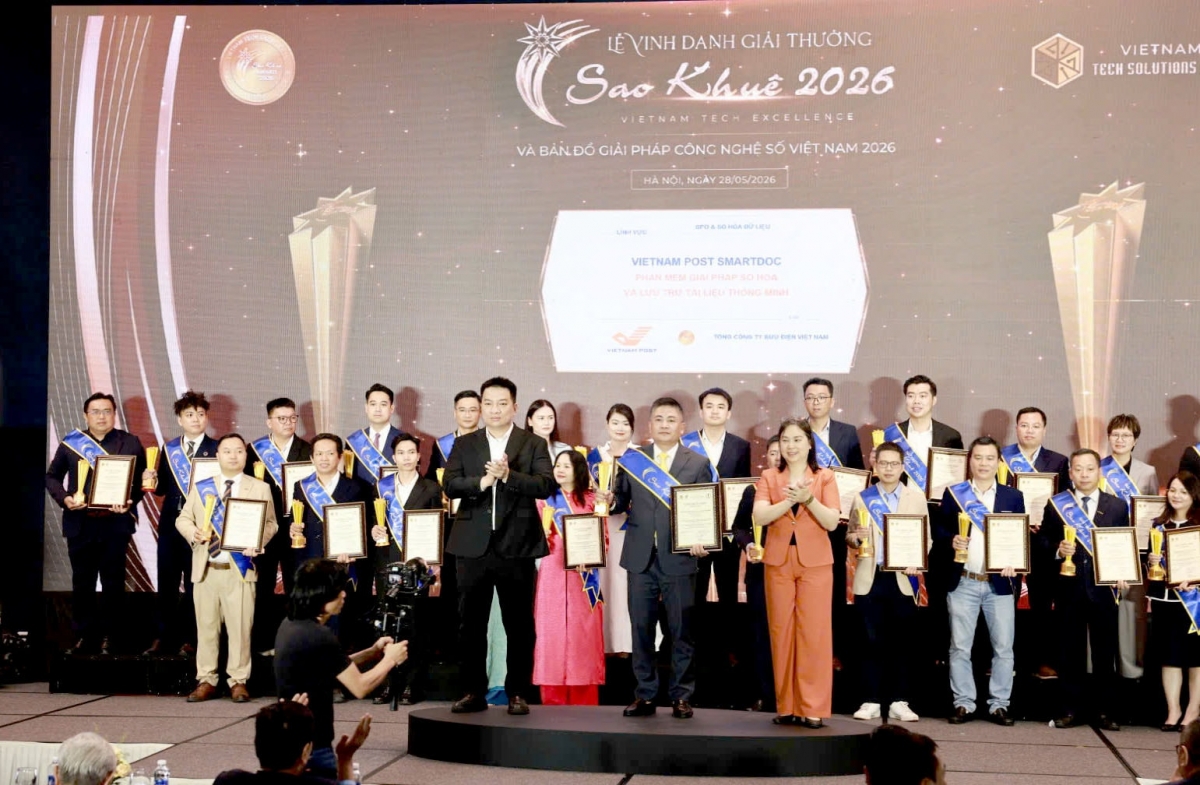 Ông Hồ Đức Thắng, Đại biểu Quốc hội chuyên trách và bà Nguyễn Thị Thu Giang, Phó Chủ tịch kiêm Tổng thư ký VINASA trao giải thưởng Sao Khuê 2026 