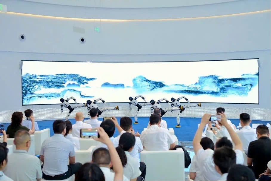 200 robot hình người đồng loạt xuất xưởng tại Trung Quốc