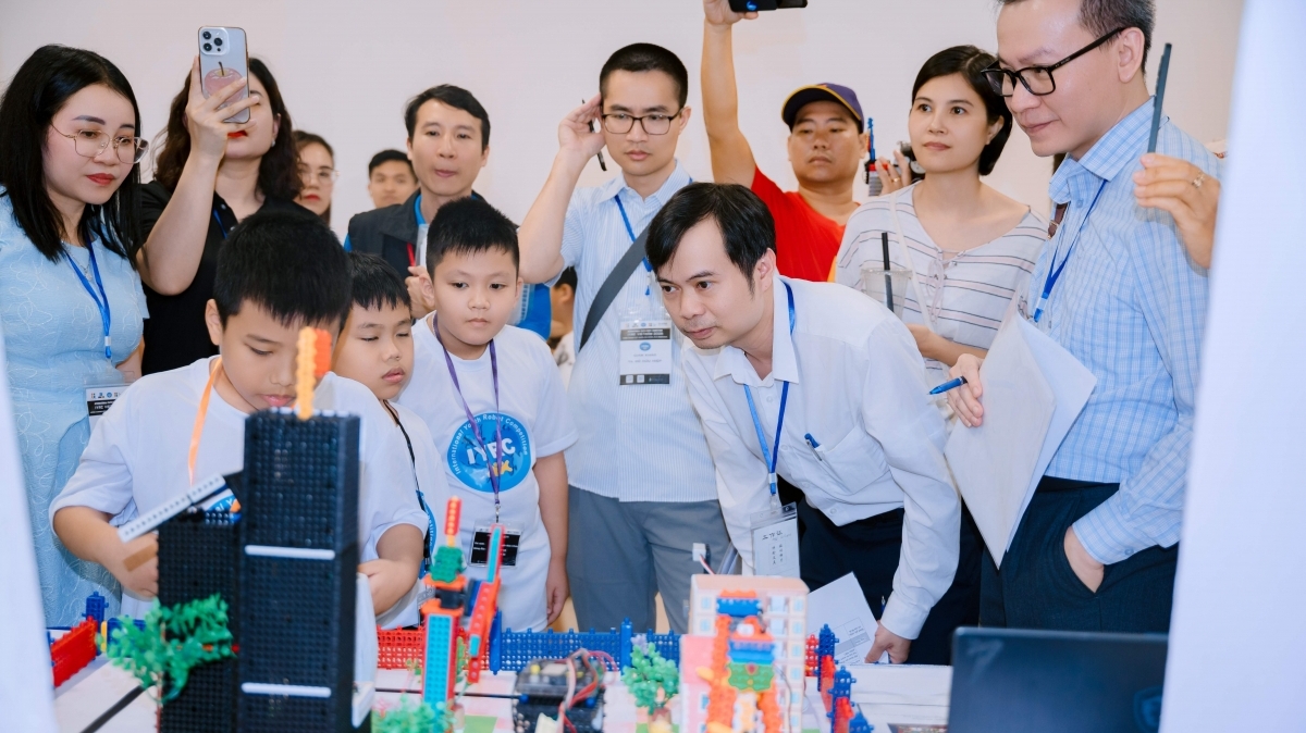 Học sinh hào hứng tranh tài Robot đá bóng, Drone và AI tại Giải Vô địch IYRC Việt Nam 2026