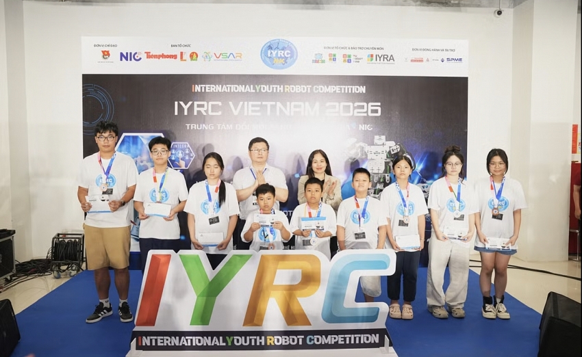 Học sinh hào hứng tranh tài Robot đá bóng, Drone và AI tại Giải Vô địch IYRC Việt Nam 2026