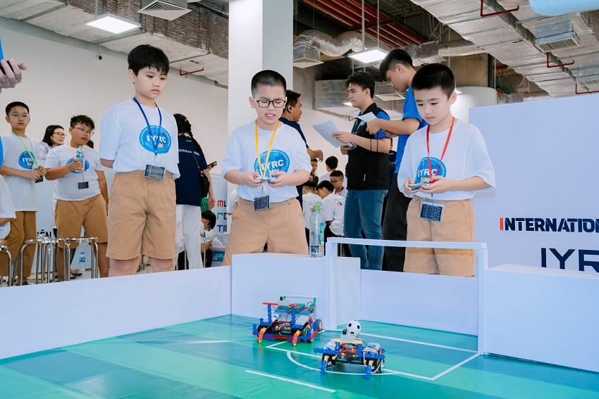Học sinh hào hứng tranh tài Robot đá bóng, Drone và AI tại Giải Vô địch IYRC Việt Nam 2026