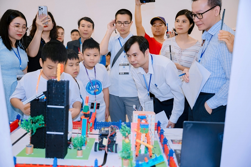 Học sinh hào hứng tranh tài Robot đá bóng, Drone và AI tại Giải Vô địch IYRC Việt Nam 2026