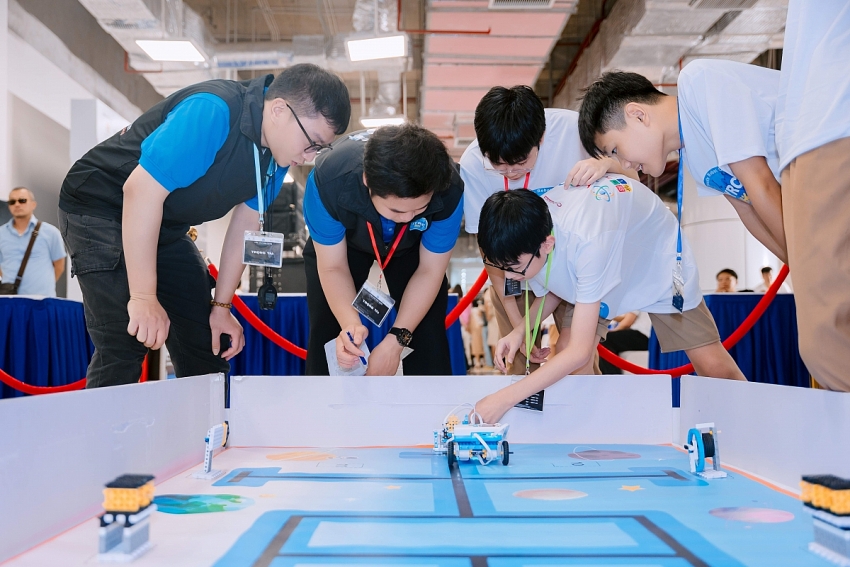 Học sinh hào hứng tranh tài Robot đá bóng, Drone và AI tại Giải Vô địch IYRC Việt Nam 2026