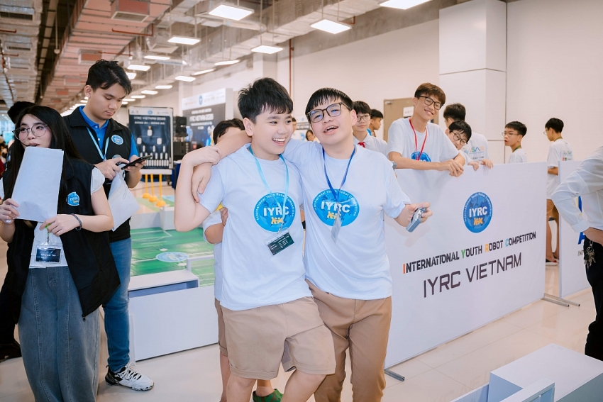 Học sinh hào hứng tranh tài Robot đá bóng, Drone và AI tại Giải Vô địch IYRC Việt Nam 2026