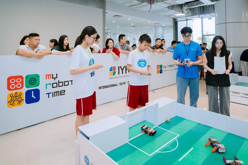 Học sinh hào hứng tranh tài Robot đá bóng, Drone và AI tại Giải Vô địch IYRC Việt Nam 2026