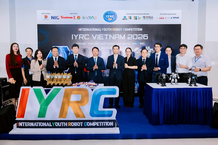 Học sinh hào hứng tranh tài Robot đá bóng, Drone và AI tại Giải Vô địch IYRC Việt Nam 2026
