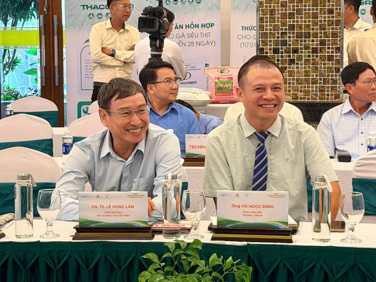 GS.TS Lê Hùng Lân - Phó Chủ tịch Hội Tự động hóa Việt Nam (VAA) và Ông Vũ Ngọc Đỉnh - Tổng giám đốc Công ty Techpal Group