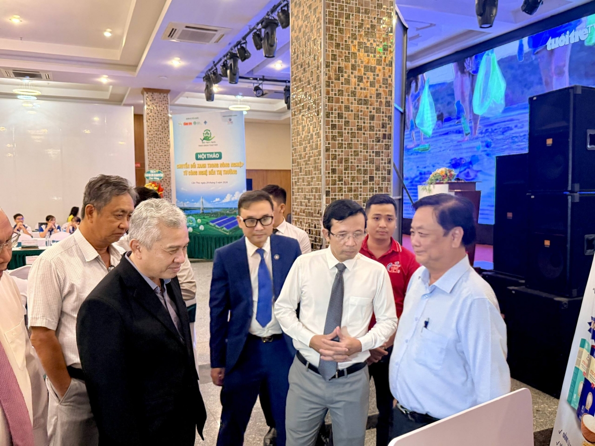 Đại biểu, chuyên gia và lãnh đạo các đơn vị trao đổi bên lề hội thảo về giải pháp thúc đẩy chuyển đổi xanh trong nông nghiệp Đồng bằng sông Cửu Long