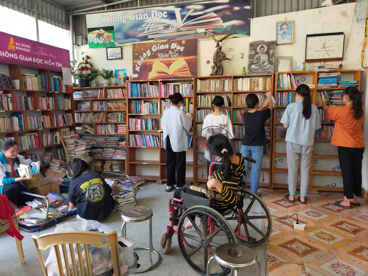 Đi qua thế giới bằng những trang sách