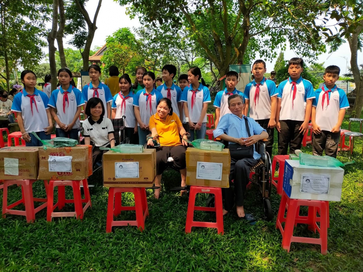 Đi qua thế giới bằng những trang sách