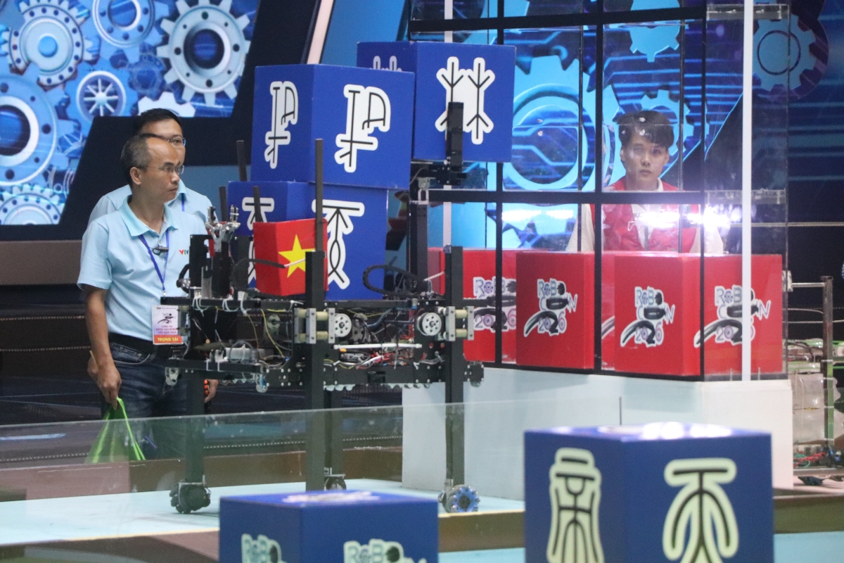 Từng thao tác chính xác sẽ quyết định thành bại trên sân Robocon 2026. Ảnh: Hoàng Tùng