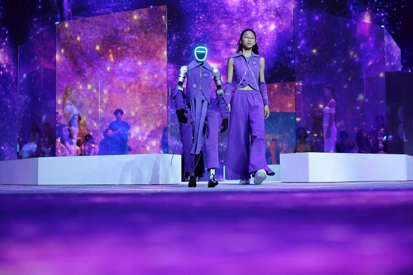 Robot hình người bước lên sàn catwalk, Hàn Quốc thử nghiệm tương lai nơi AI hòa vào đời sống