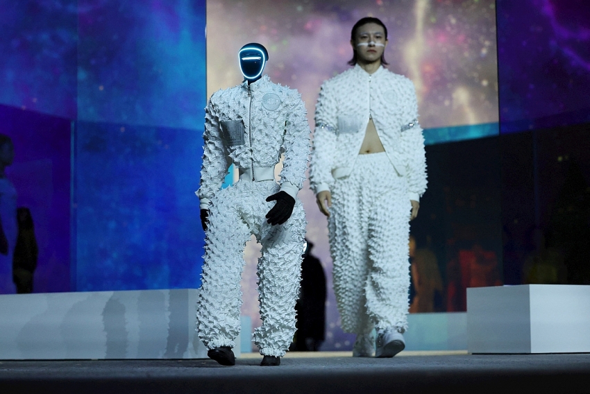 Robot hình người bước lên sàn catwalk, Hàn Quốc thử nghiệm tương lai nơi AI hòa vào đời sống