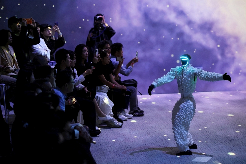 Robot hình người bước lên sàn catwalk, Hàn Quốc thử nghiệm tương lai nơi AI hòa vào đời sống