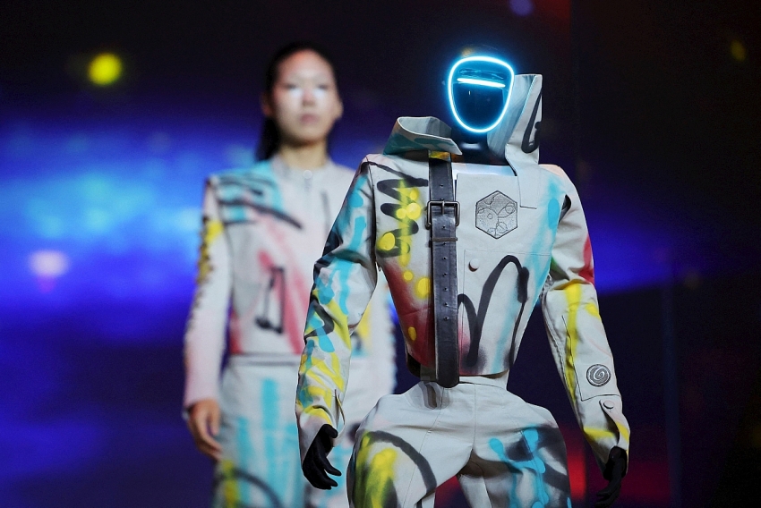 Robot hình người bước lên sàn catwalk, Hàn Quốc thử nghiệm tương lai nơi AI hòa vào đời sống