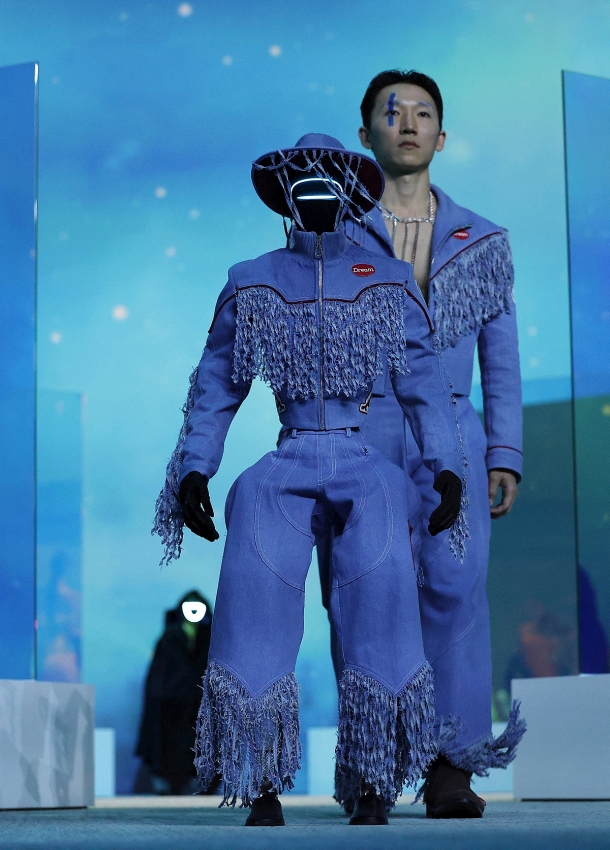 Robot hình người bước lên sàn catwalk, Hàn Quốc thử nghiệm tương lai nơi AI hòa vào đời sống