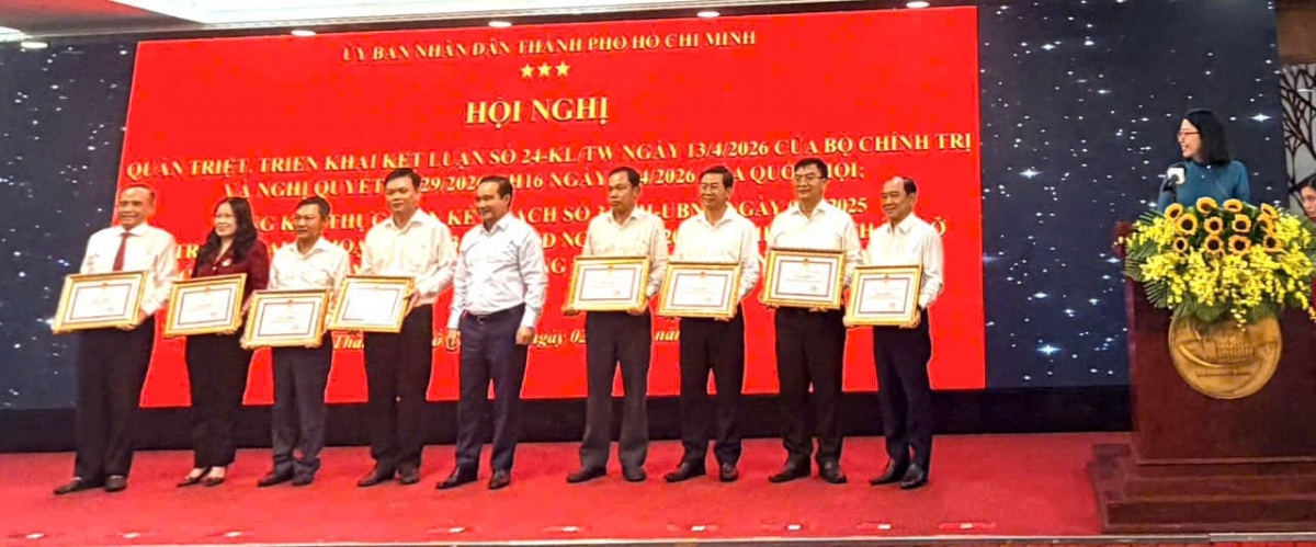 Chủ tịch UBND TP. Hồ Chí Minh Nguyễn Văn Được trao Bằng khen của Chủ tịch UBND Thành phố cho các tập thể, cá nhân có thành tích xuất sắc, có sáng kiến trong công tác tham mưu, phối hợp và xử lý các công trình, dự án tồn đọng kéo dài