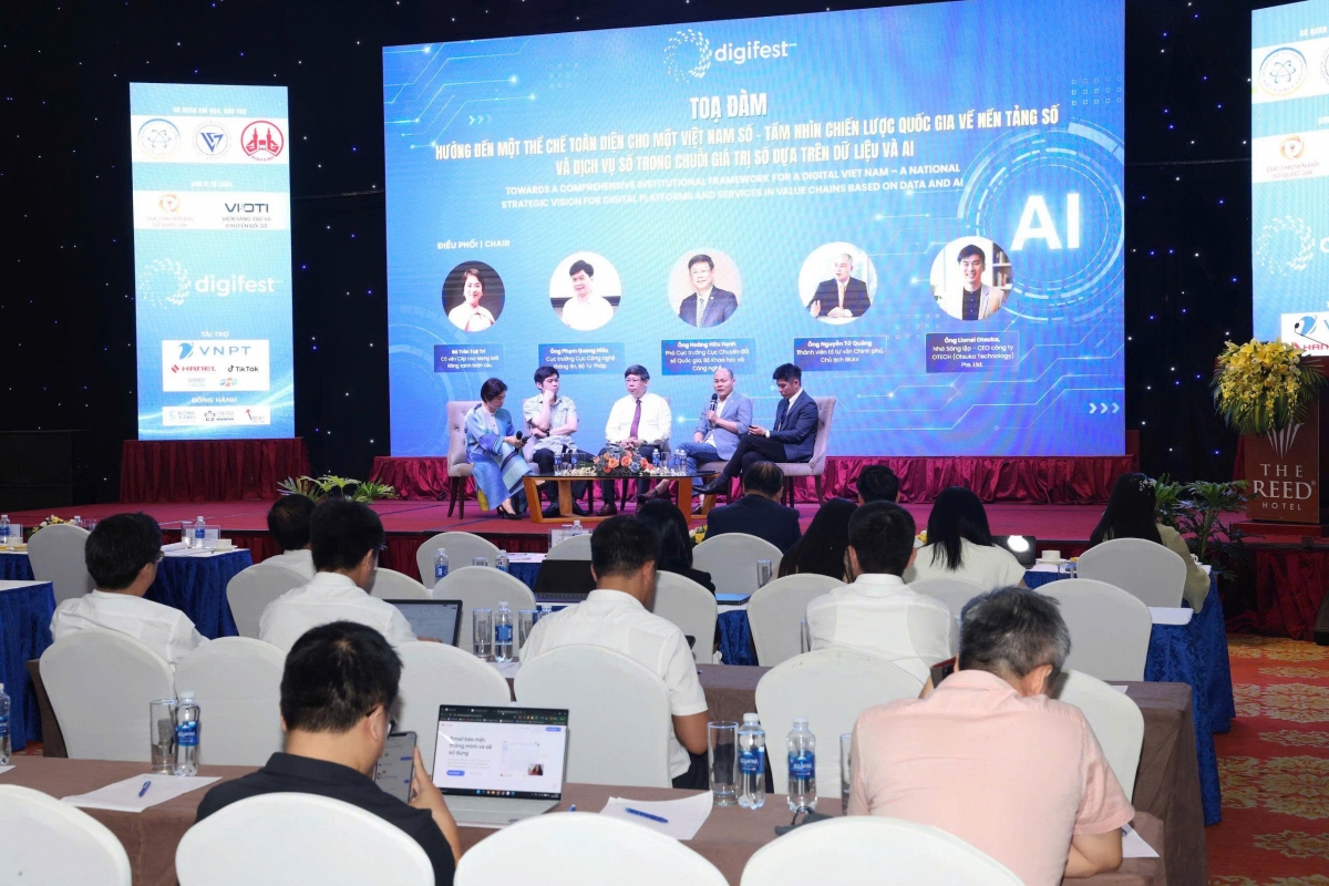 Các đại biểu thảo luận trao đổi tại tọa đàm
