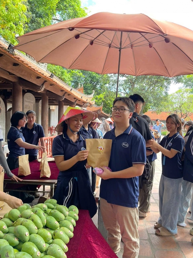 Đầu tháng 6, sĩ tử Hà Nội đổ về Văn Miếu nhận xoài 