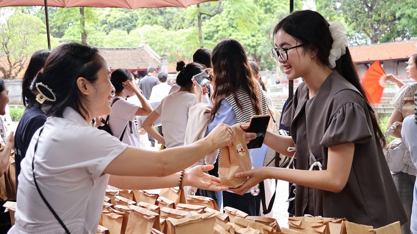 Đầu tháng 6, sĩ tử Hà Nội đổ về Văn Miếu nhận xoài 