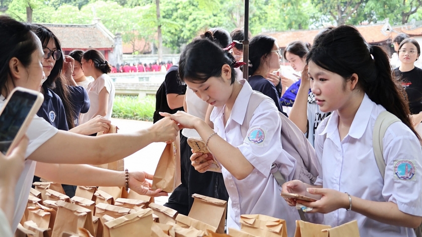 Đầu tháng 6, sĩ tử Hà Nội đổ về Văn Miếu nhận xoài 
