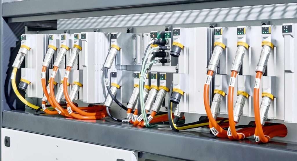 Vì sao ngày càng nhiều nhà sản xuất muốn loại bỏ tủ điều khiển khỏi máy móc công nghiệp?