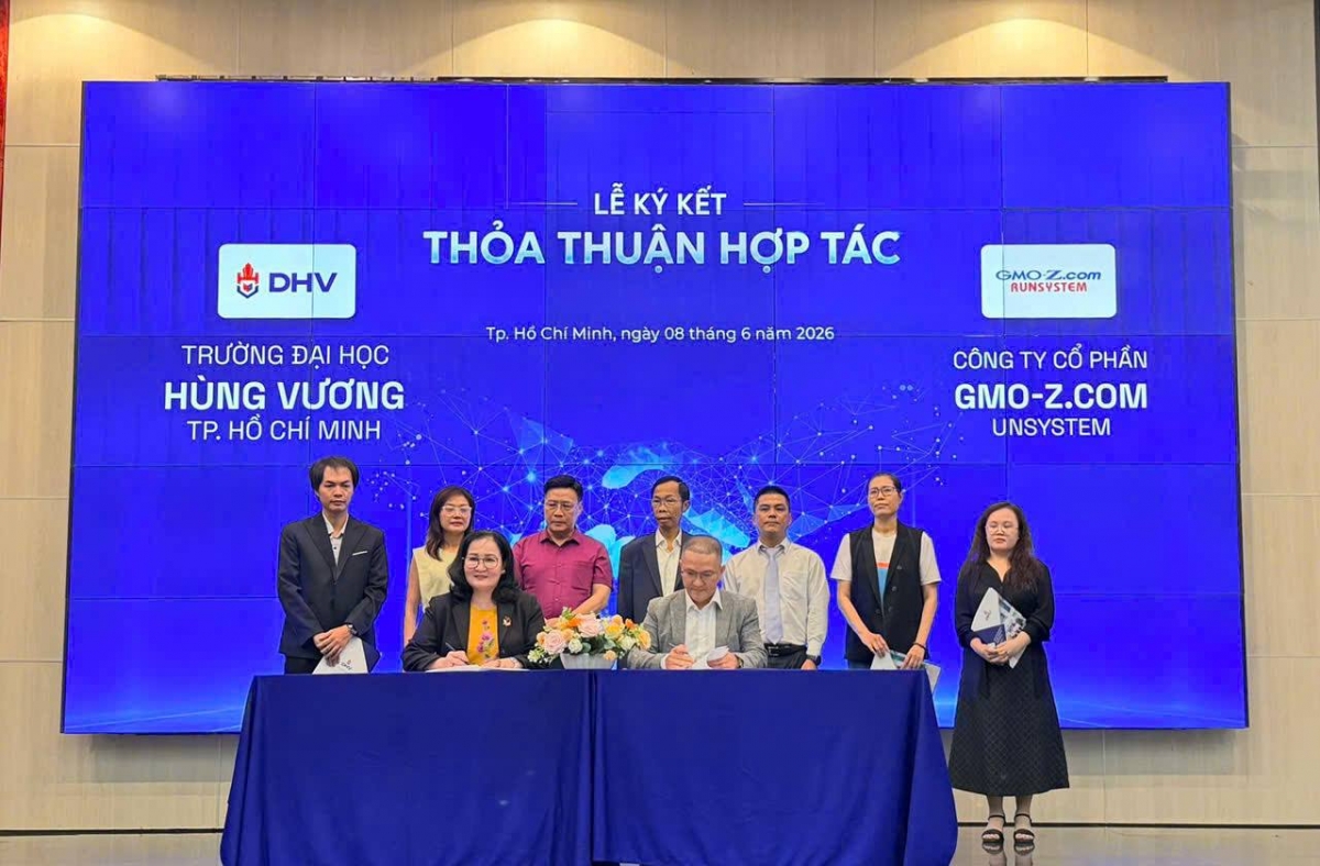 Đại diện Trường Đại học Hùng Vương TP.HCM và Công ty Cổ phần GMO-Z.COM RUNSYSTEM ký kết thỏa thuận hợp tác nhằm thúc đẩy đào tạo, nghiên cứu và phát triển nguồn nhân lực công nghệ chất lượng cao