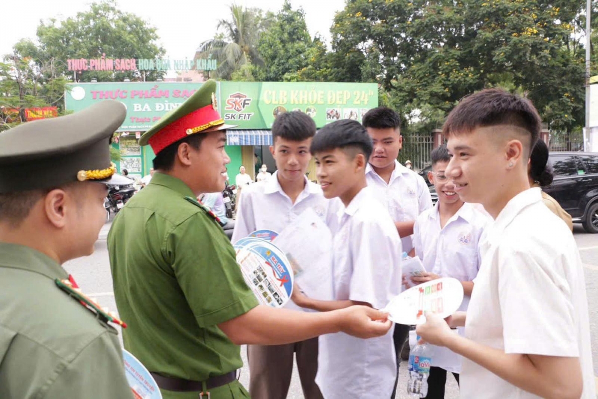 Hơn 1,2 triệu thí sinh cả nước bước vào ngày đầu Kỳ thi tốt nghiệp THPT 2026 an toàn, nghiêm túc