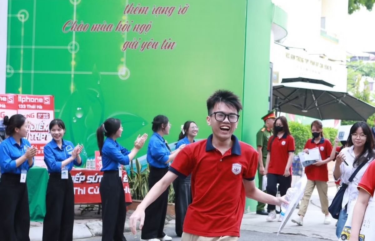 Hơn 1,2 triệu thí sinh cả nước bước vào ngày đầu Kỳ thi tốt nghiệp THPT 2026 an toàn, nghiêm túc