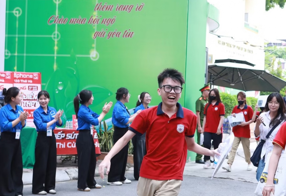 Hơn 1,2 triệu thí sinh cả nước bước vào ngày đầu Kỳ thi tốt nghiệp THPT 2026 an toàn, nghiêm túc
