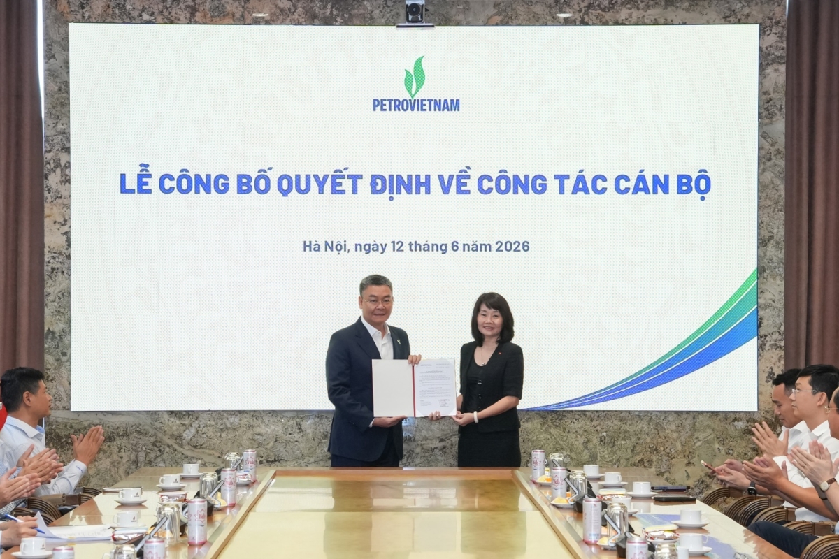 Đồng chí Nguyễn Thị Thu Lan - Phó Bí thư Đảng ủy Bộ Tài chính trao quyết định đồng chí Lê Mạnh Cường giữ chức Phó Bí thư Đảng ủy Tập đoàn nhiệm kỳ 2025 - 2030.