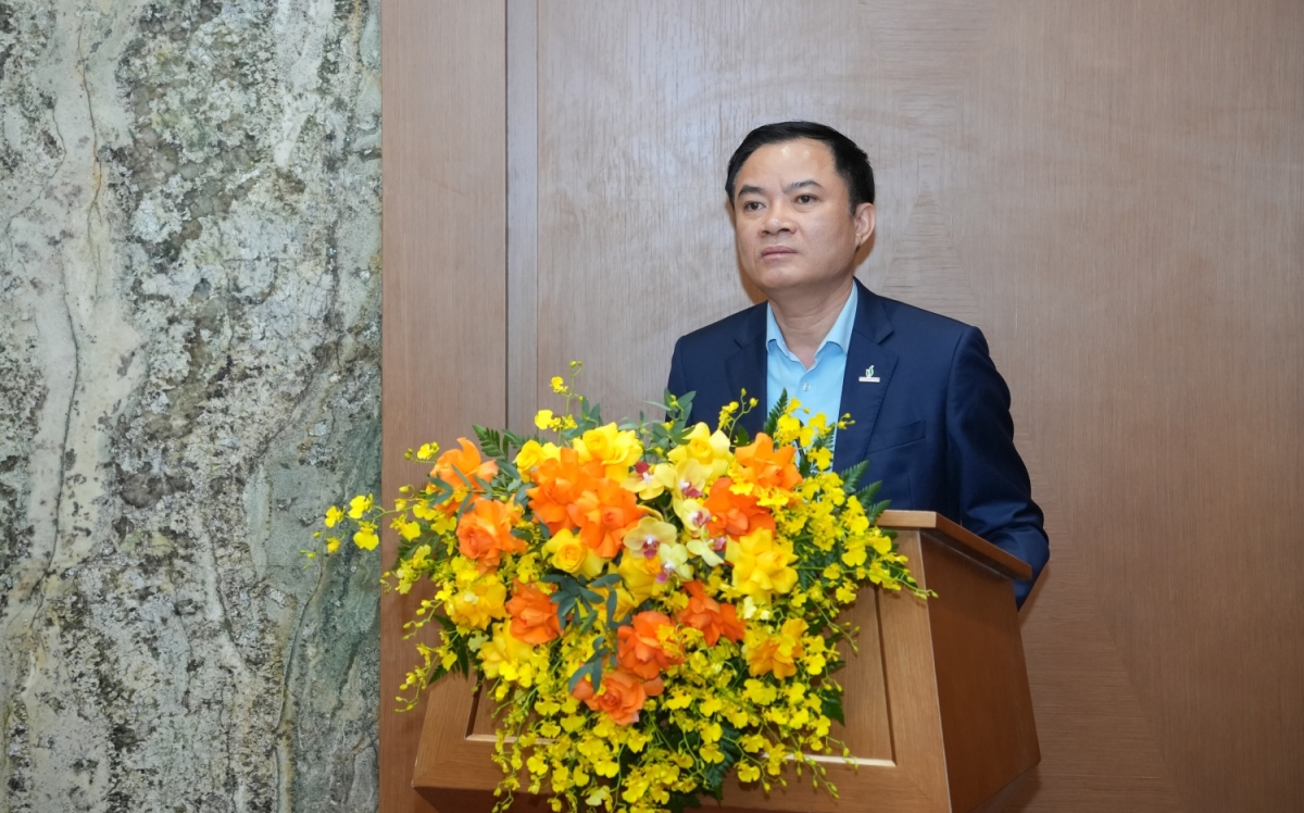 Đồng chí Lê Ngọc Sơn - Bí thư Đảng ủy, Chủ tịch HĐTV Petrovietnam chúc mừng đồng chí Lê Mạnh Cường và đồng chí Vũ Đào Minh