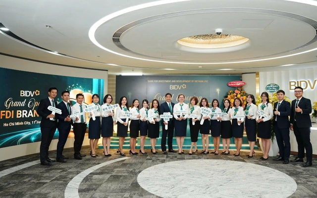 Tin tức ngân hàng nổi bật tuần qua: VPBank tăng tốc số hóa quầy giao dịch, định hình chuẩn ngân hàng 4.0