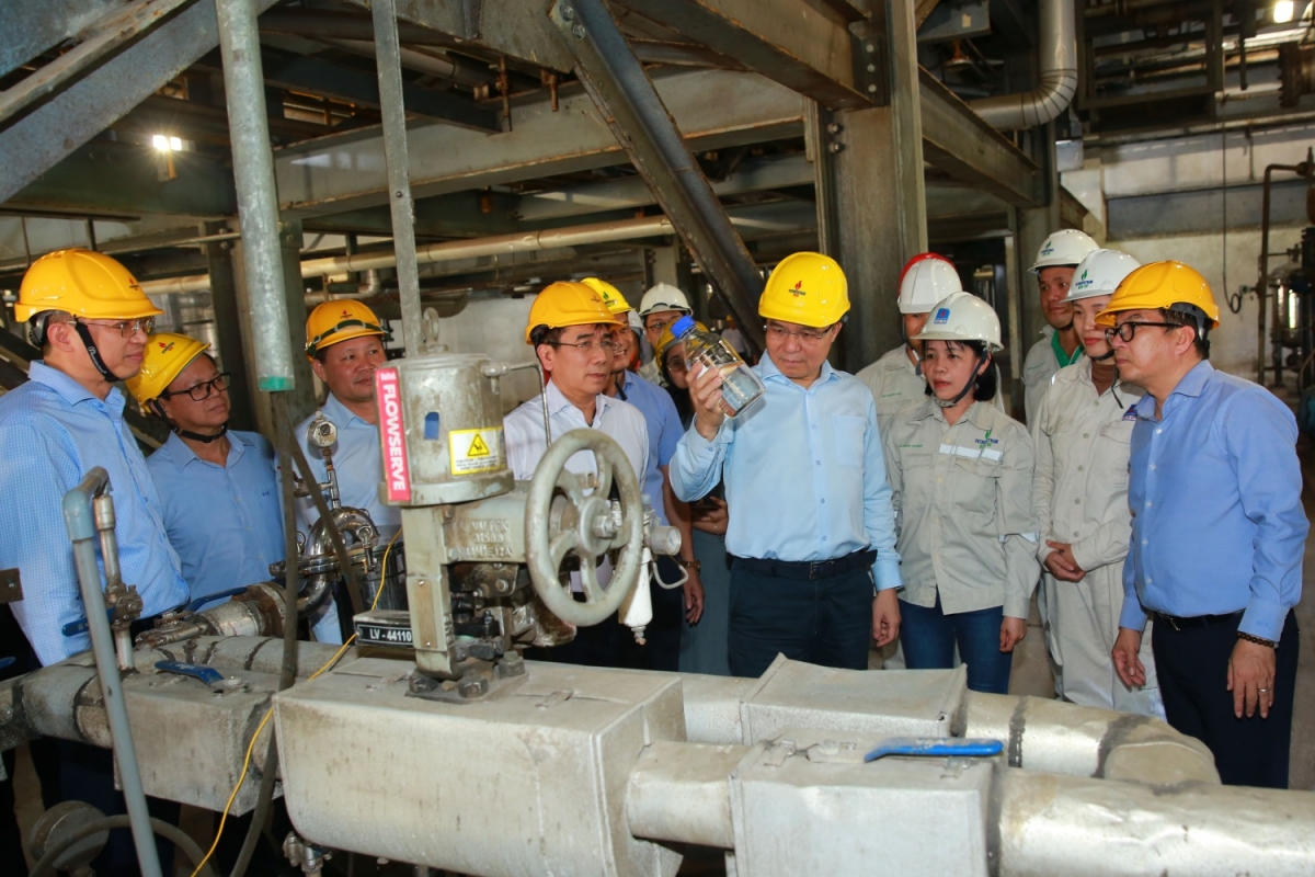 Bộ trưởng Bộ Công Thương Lê Mạnh Hùng cùng lãnh đạo Petrovietnam, lãnh đạo BSR kiểm tra tình hình sản xuất tại Nhà máy Nhiên liệu sinh học Dung Quất. Ảnh: Thanh Hiếu