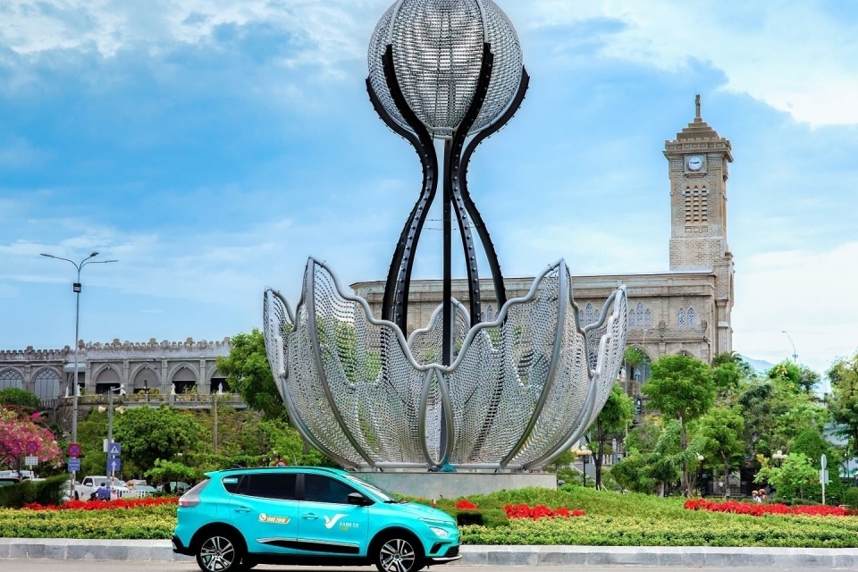 Bài 2: Phía sau những bánh xe xanh
