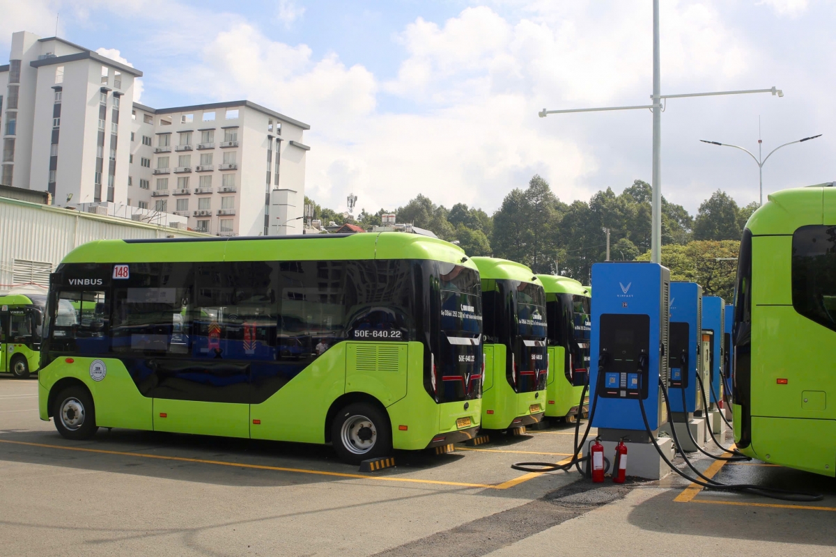 Bài 2: Phía sau những bánh xe xanh