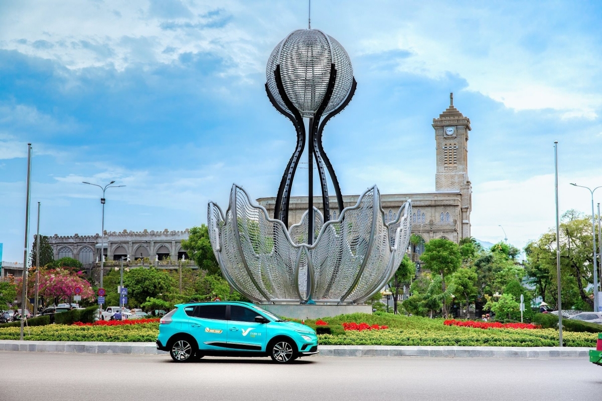 Bài 2: Phía sau những bánh xe xanh