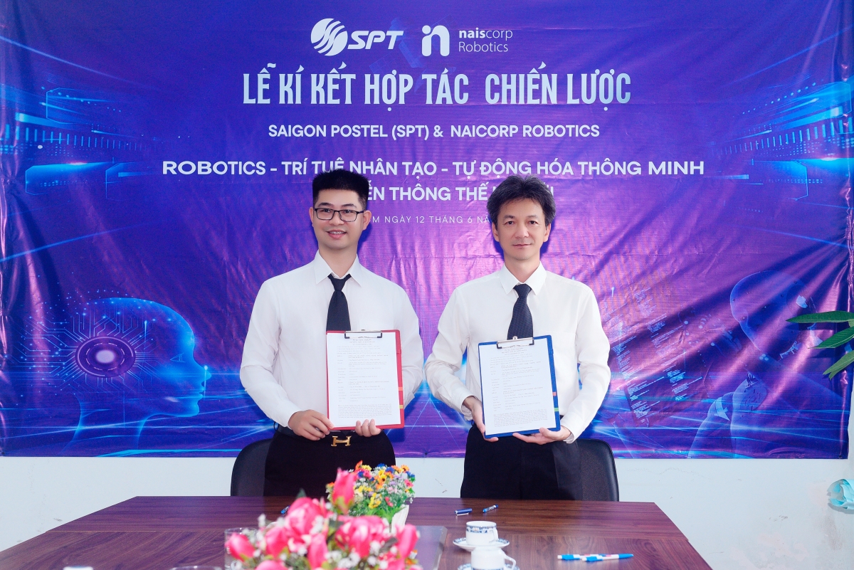 Đại diện lãnh đạo SPT và Naiscorp Robotics ký kết văn kiện hợp tác chiến lược.