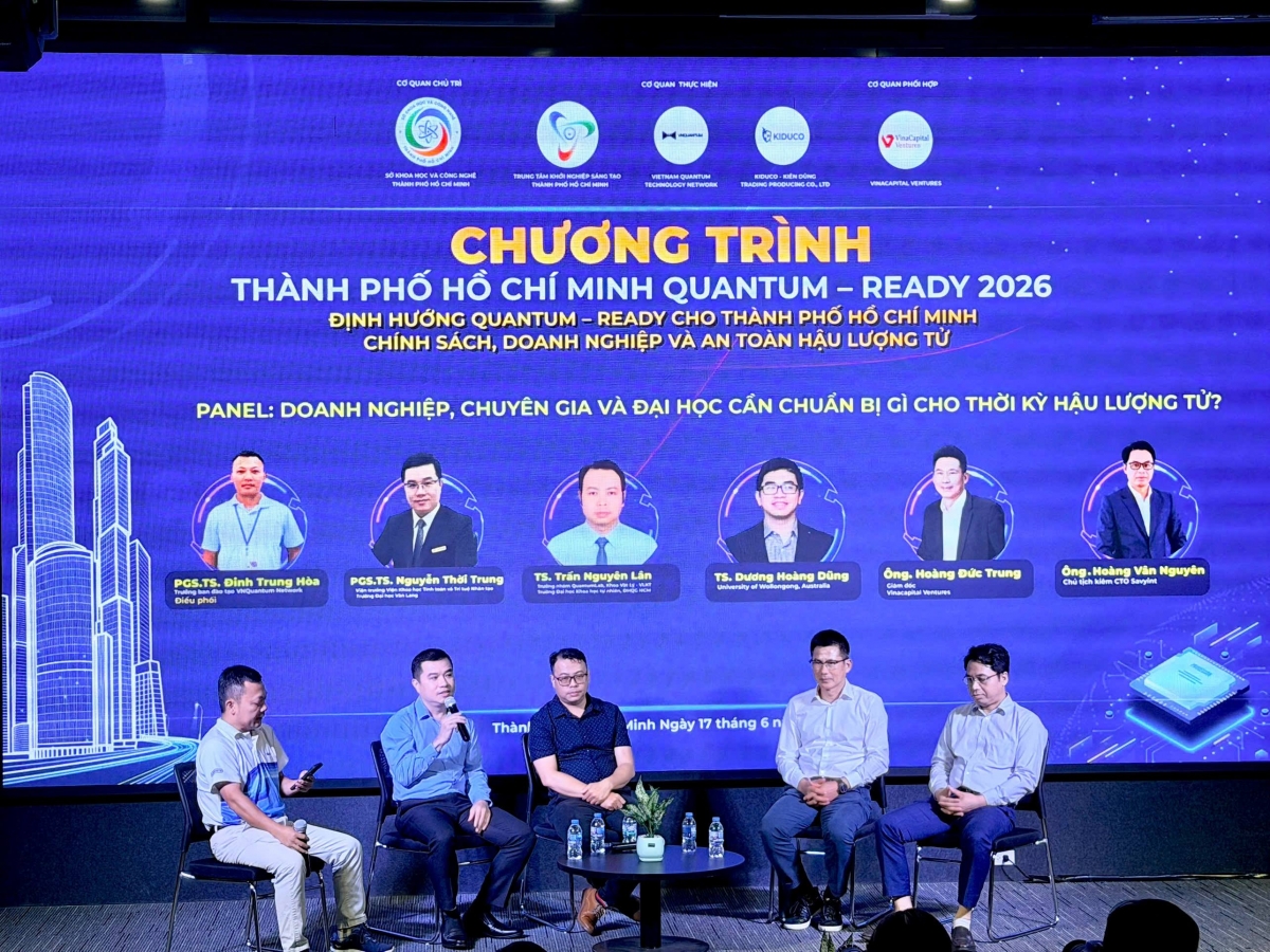 Các chuyên gia, diễn giả thảo luận tại tọa đàm của chương trình