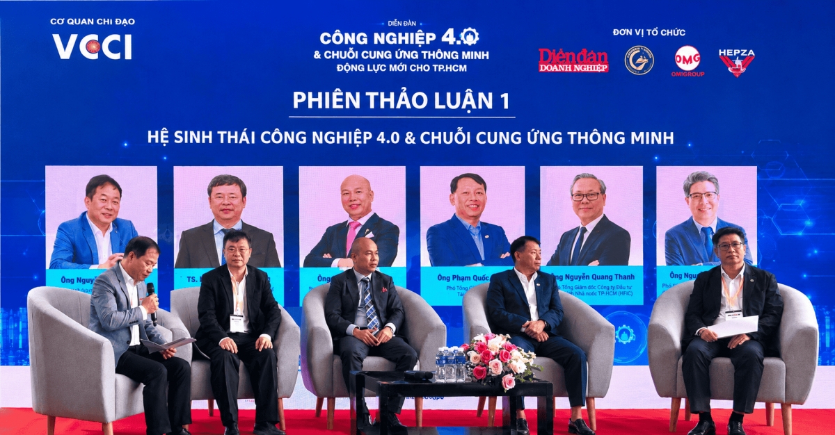 ông Nguyễn Mạnh Cường – Phó Tổng Thư ký VAA (gốc phải) cùng các chuyên gia và diễn giả tại phiên thảo luận