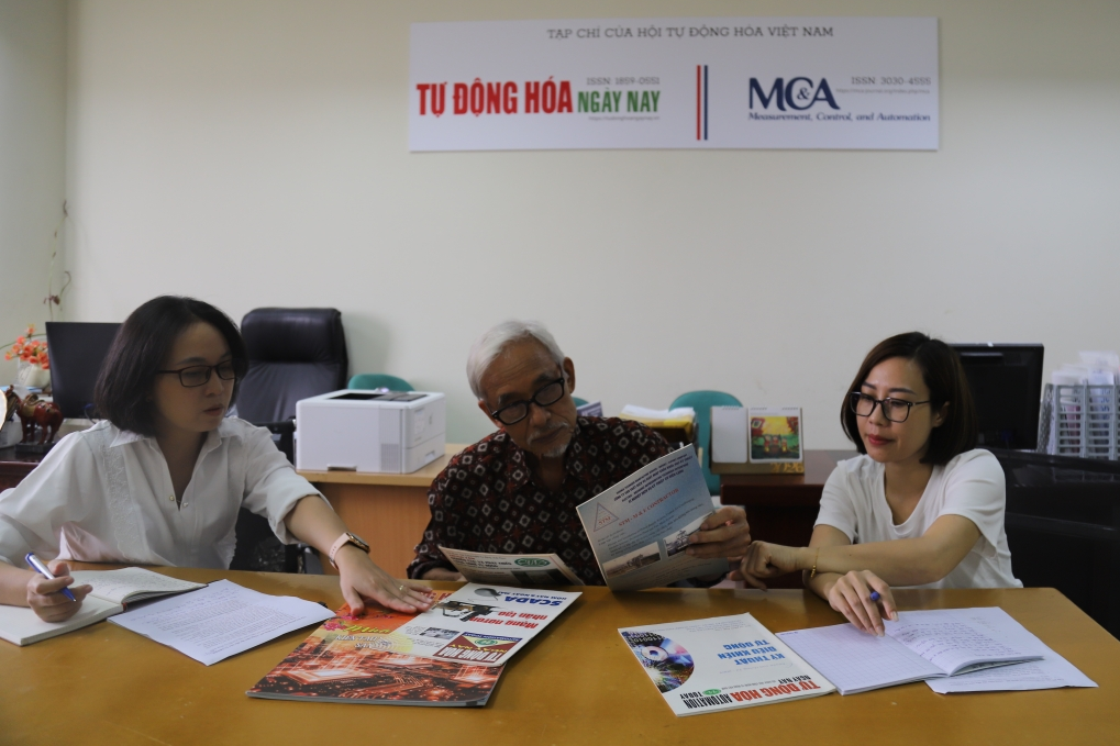 Ông Trịnh Đình Đề vui mừng khi Tòa soạn vẫn còn lưu giữ được các số tạp chí thử nghiệm, lật giở từng trang kể cho các phóng viên về các bài viết đầu tiên Ảnh: Bảo Hà