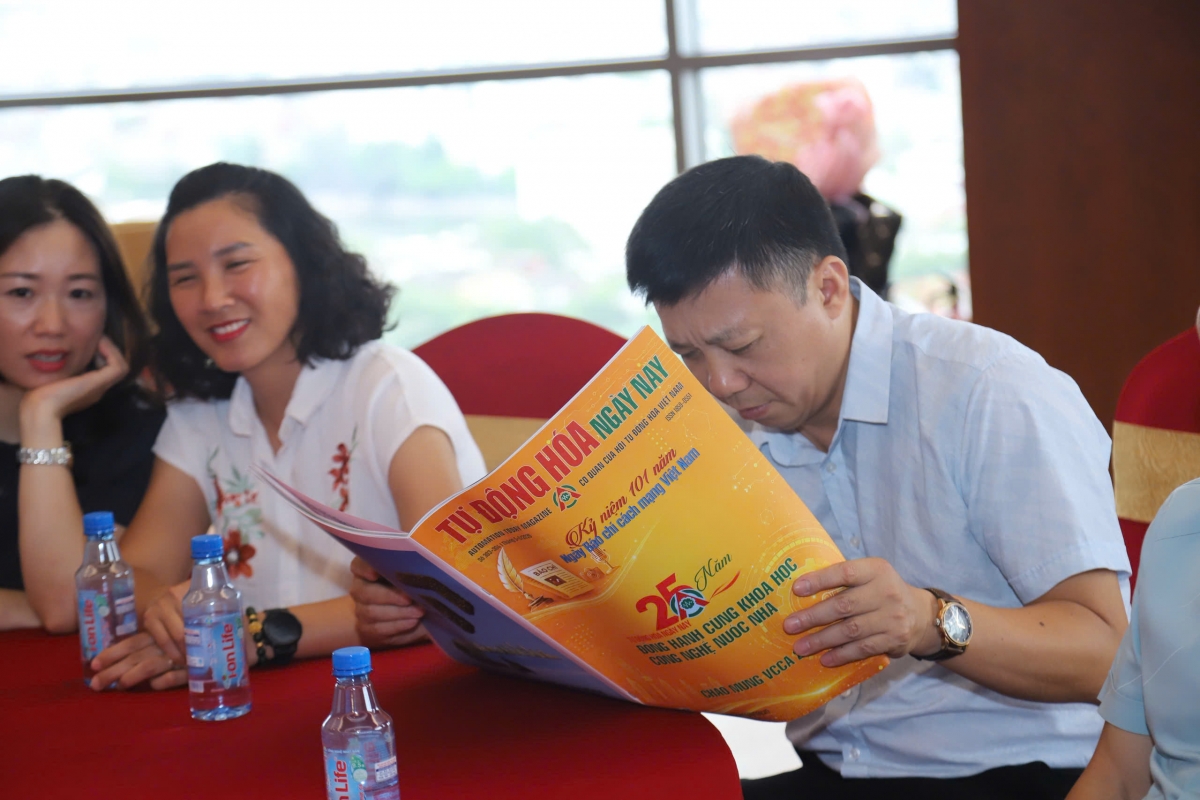 25 năm nhìn lại qua những khuôn hình 25 năm nhìn lại qua những khuôn hình