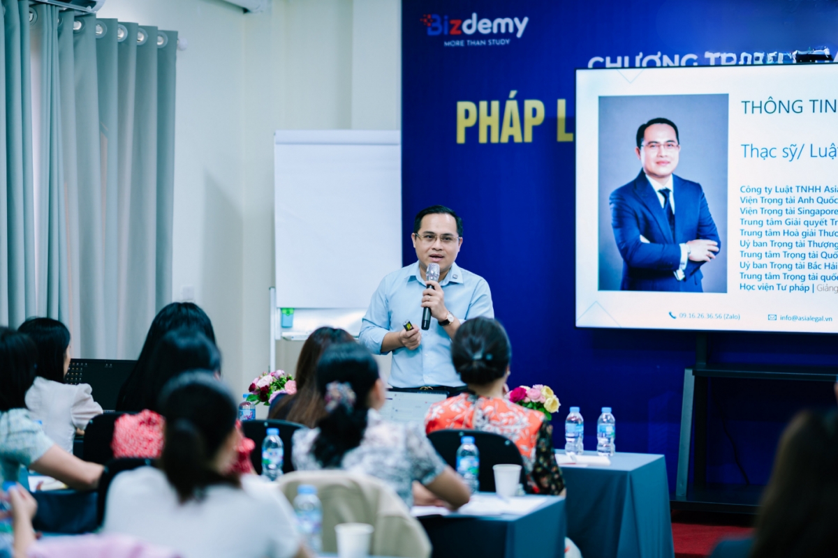 Chuyên gia chia sẻ các nội dung về pháp lý doanh nghiệp trong khóa học pháp lý doanh nghiệp thực chiến
